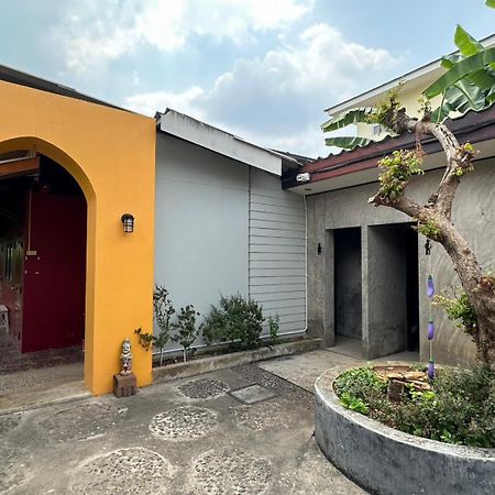Baan Ma Feung Guesthouse Kanchanaburi City Exteriör bild