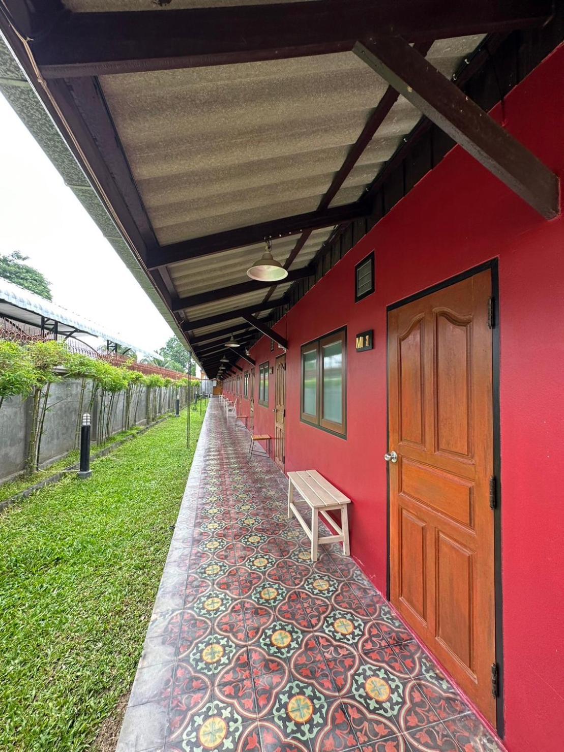 Baan Ma Feung Guesthouse Kanchanaburi City Exteriör bild