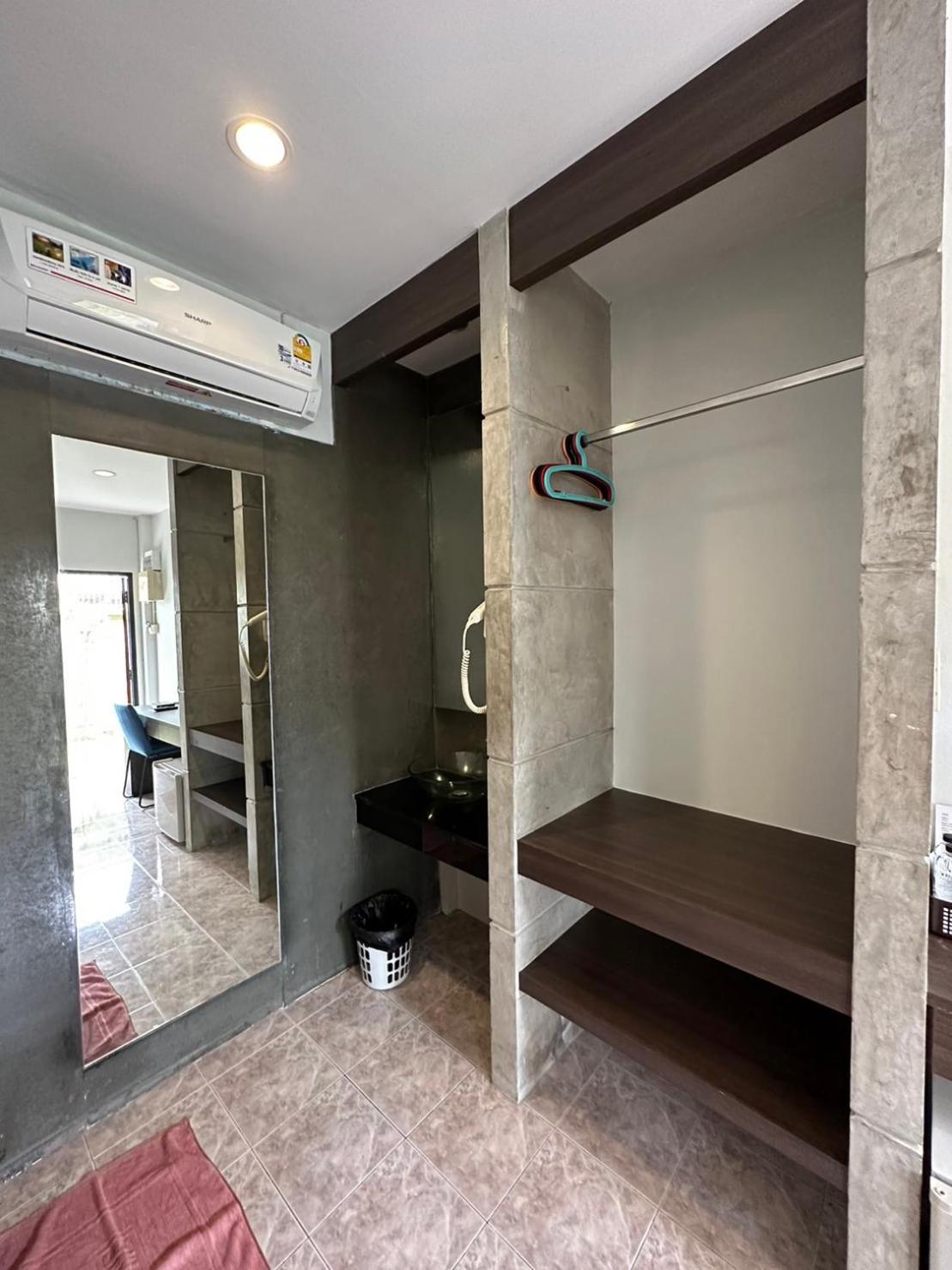 Baan Ma Feung Guesthouse Kanchanaburi City Exteriör bild