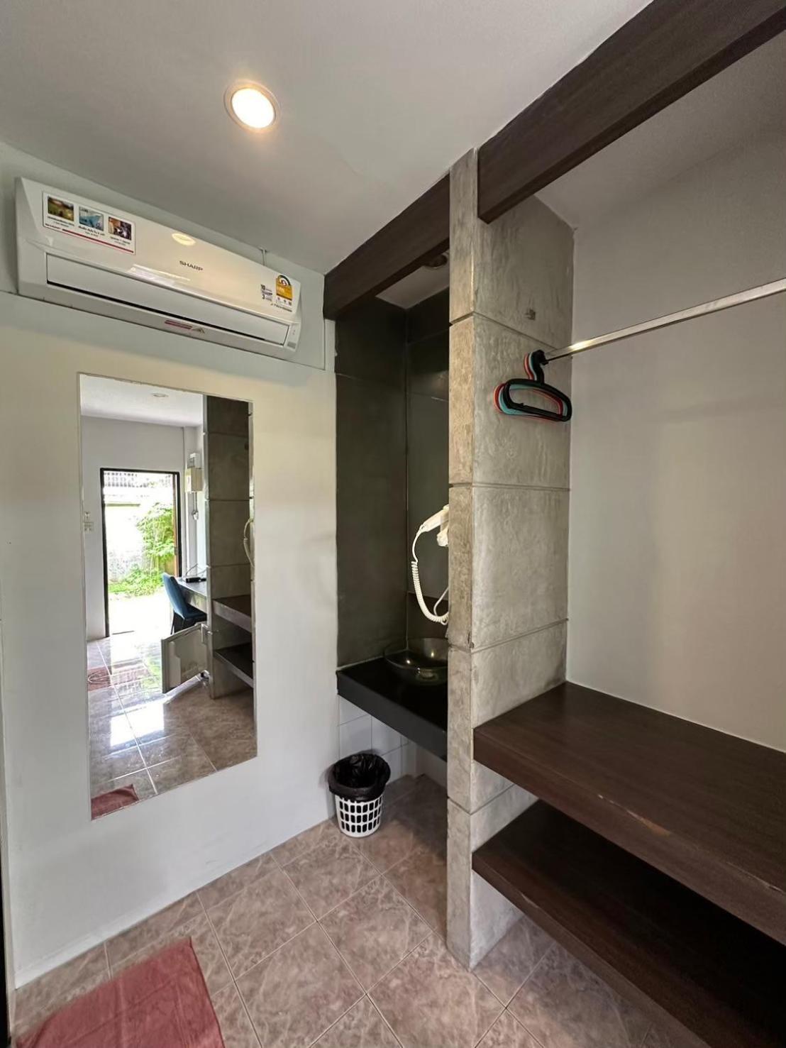 Baan Ma Feung Guesthouse Kanchanaburi City Exteriör bild