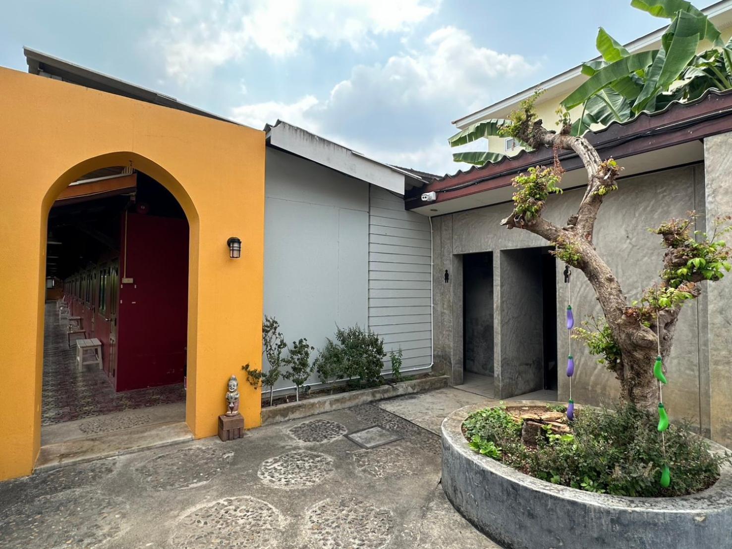 Baan Ma Feung Guesthouse Kanchanaburi City Exteriör bild