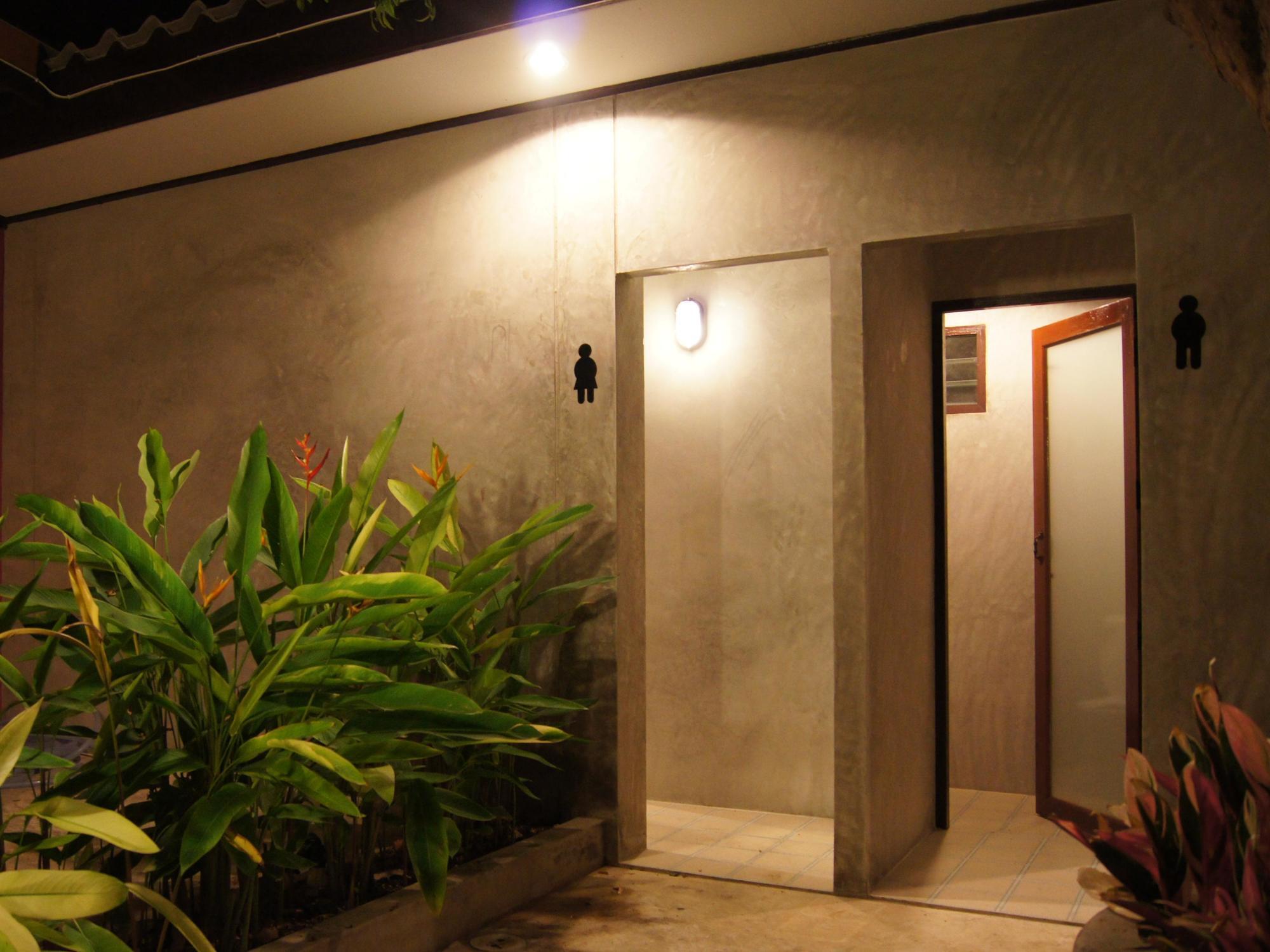 Baan Ma Feung Guesthouse Kanchanaburi City Exteriör bild