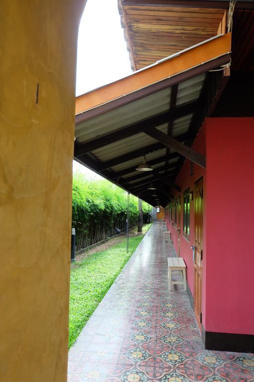Baan Ma Feung Guesthouse Kanchanaburi City Exteriör bild