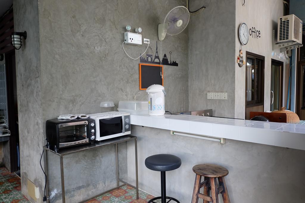 Baan Ma Feung Guesthouse Kanchanaburi City Exteriör bild