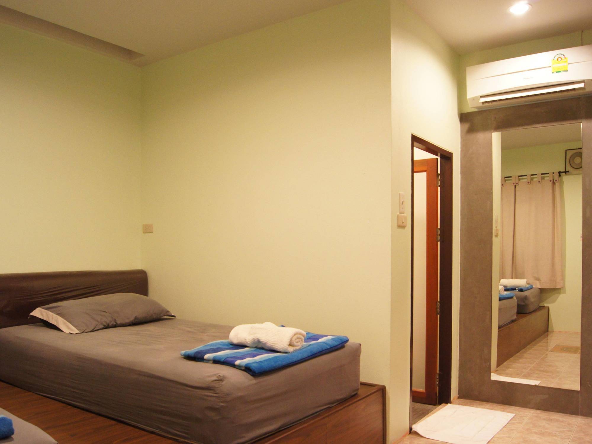 Baan Ma Feung Guesthouse Kanchanaburi City Exteriör bild