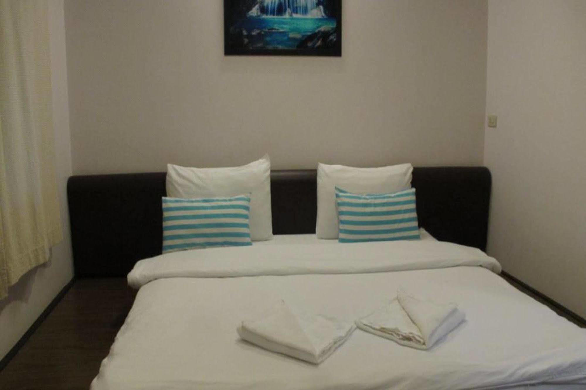 Baan Ma Feung Guesthouse Kanchanaburi City Exteriör bild
