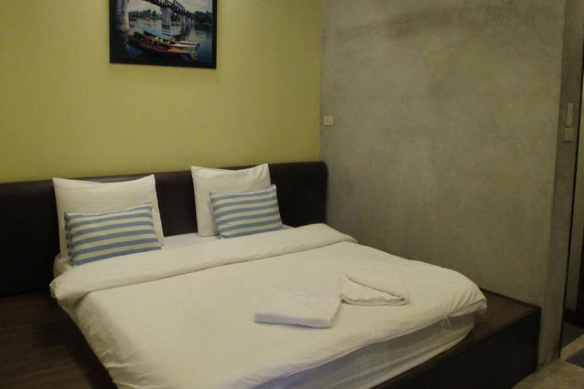 Baan Ma Feung Guesthouse Kanchanaburi City Exteriör bild