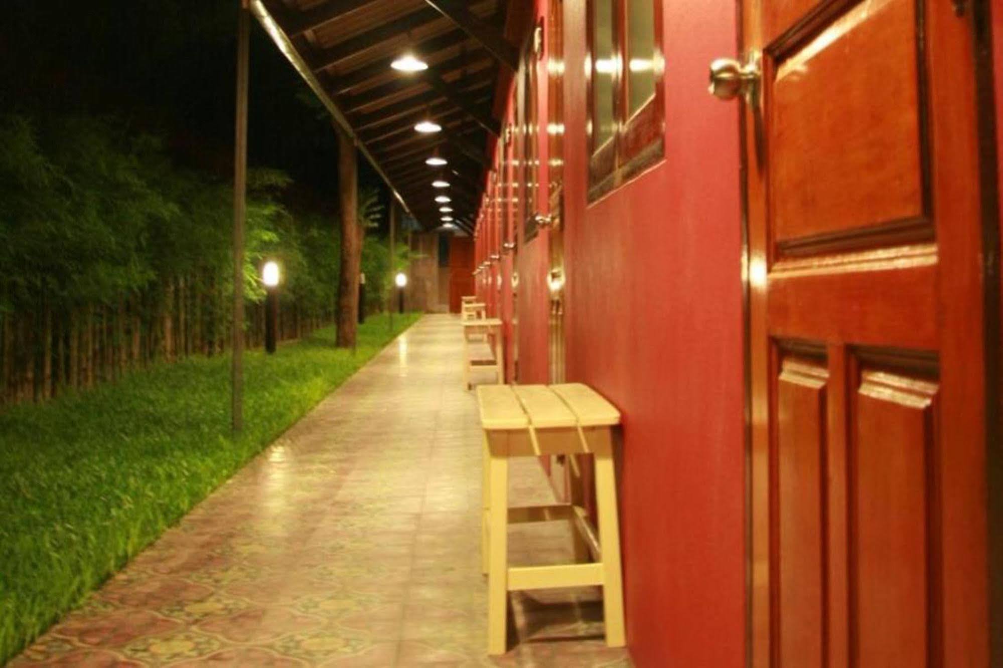 Baan Ma Feung Guesthouse Kanchanaburi City Exteriör bild