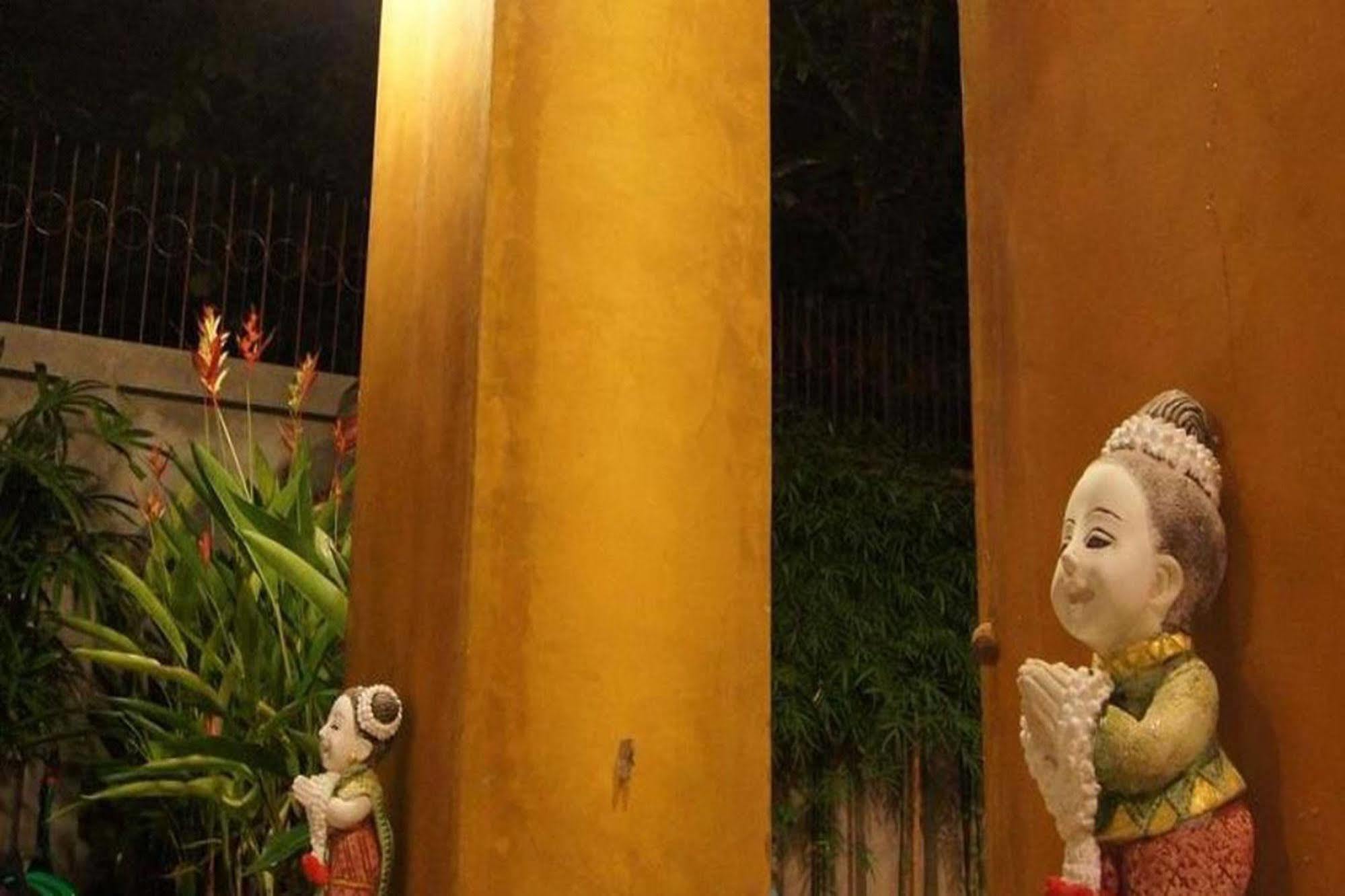 Baan Ma Feung Guesthouse Kanchanaburi City Exteriör bild