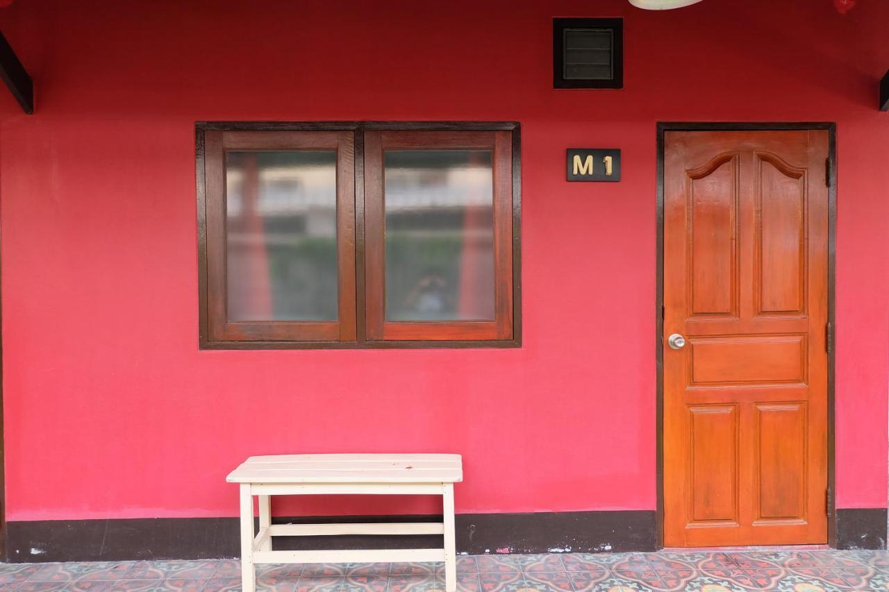 Baan Ma Feung Guesthouse Kanchanaburi City Exteriör bild
