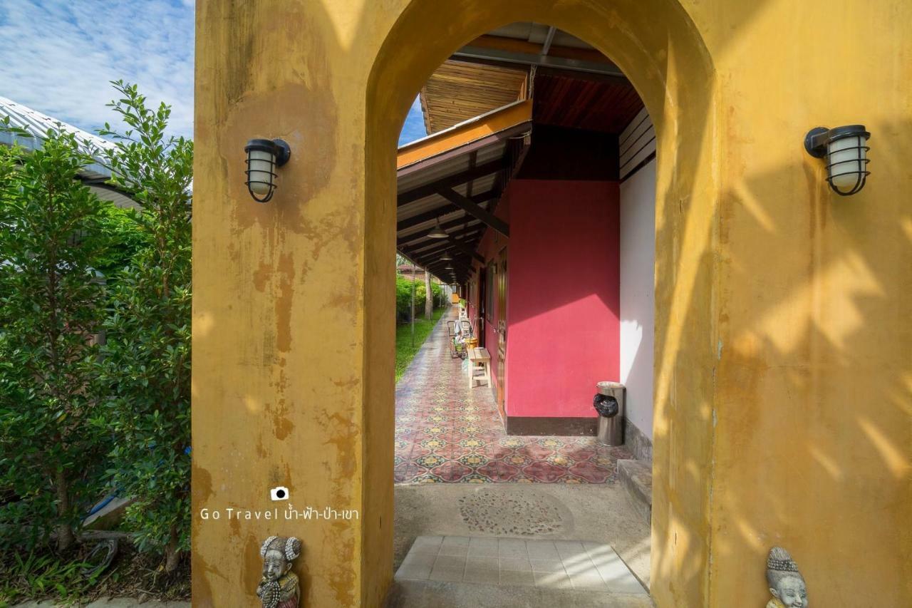 Baan Ma Feung Guesthouse Kanchanaburi City Exteriör bild
